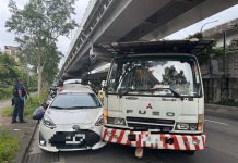 擱走!吊車司機正義爆發 心ㄧ橫卡住毒品情侶暴衝車 圖/翻攝畫面