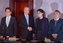 藍白合會前會 辯論達共識 民調無共識 會議記錄全文曝光! 藍白合「2對2」幕僚會前會今天下午在福華飯店登場,歷時3小時結束,雙方近5點才出現共同主持記者會。圖為會前雙方握手致意。圖/引自中時新聞網