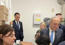 美國會訪團在以色列遇空襲 參院多數黨領袖緊急躲避難所 舒默(右)一行人被緊急安排到特拉維夫一處避難所,左後為共和黨參議員羅姆尼。圖/取自Chuck Schumer (@SenSchumer)/X