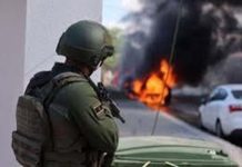 以色列開始調整地面戰策略 10月7日,在以色列南部城市阿什克隆,以色列警察展開行動。圖/新華社