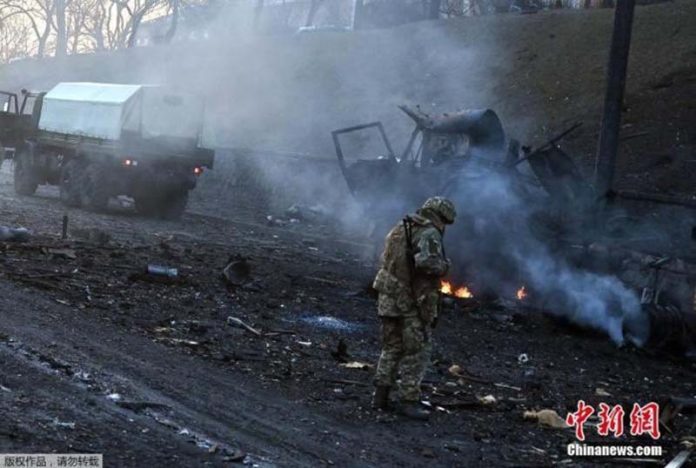 當地時間2022年2月26日，烏克蘭軍人收集與俄交火後的未爆炮彈。圖／中新社
