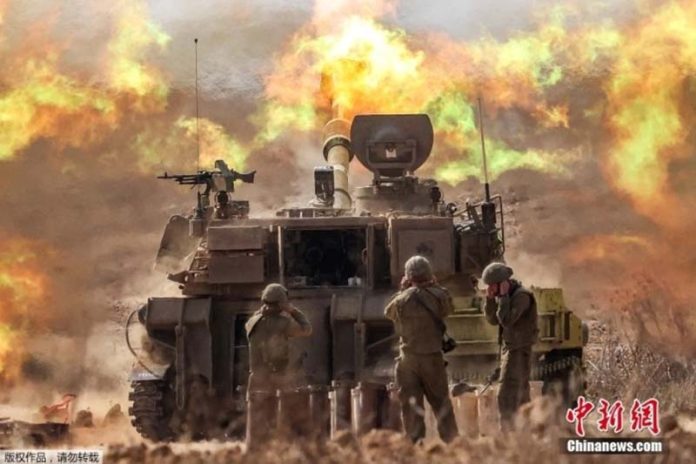 以色列軍隊在以色列南部與加薩邊界進行炮擊。圖／中新網