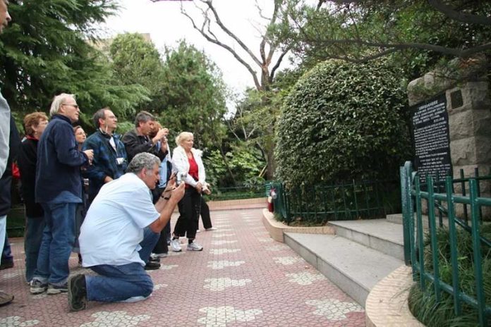 上海虹口霍山公園有一塊「猶太難民紀念碑」，由虹口區政府在1994年4月19日豎立，常有猶太人前來聚會。圖／搜狐網