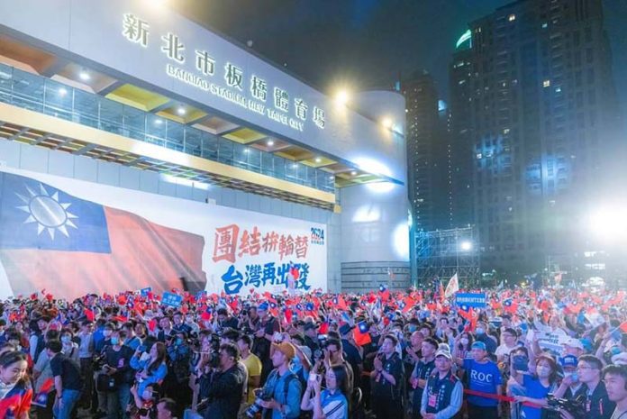 「團結拚輪替」是台灣的主流民意,人民正在看藍白怎麼做。圖／侯友宜臉書