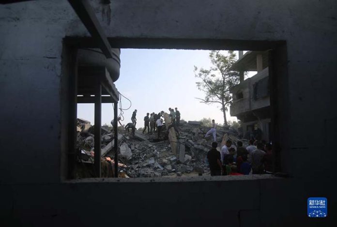 10月14日，在加薩地带南部城市拉法，遭以色列空襲炸毀的建築。圖／新華網