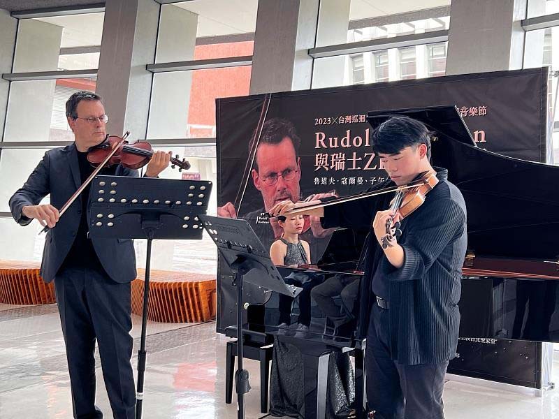 小提琴之神海飛茲的閉門弟子寇爾曼（Rudolf Koelman）與瑞士ZHdK弦樂團台灣巡迴音樂會，圖為本月13日於屏東演藝廳首演前，在記者會上寇爾曼（左）即席演奏。圖／屏東縣政府提供