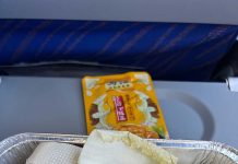 南航飛機餐「4個饅頭+1片白菜」 引發熱議 南航的飛機餐。圖/轉自微博「峰哥亡命天涯」