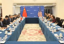 美禁令擬升級 輝達2款降規版晶片也禁止輸中 美國商務部長雷蒙多表示,新禁令的目的是堵住去年10月發布規範的漏洞。圖為雷蒙多8月訪北京,與中國商務部長王文濤會面。圖/取自Secretary Gina Raimondo (@SecRaimondo)/X