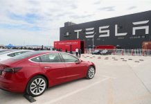 定調!陸全面取消製造業領域 外資准入限制措施 特斯拉成為進入大陸市場首家外資獨資汽車廠商,至今年9月上海超級工廠已完成200萬輛整車下線。圖/搜狐網