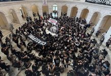 「讓加薩活下去」 示威者闖美國會辦公大樓 300人被捕 美國會辦公大樓被大批示威者闖入佔領大廳。圖/取自Jewish Voice for Peace (@jvplive) / X