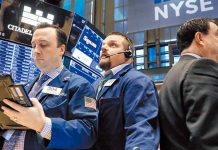 以巴衝突、晶片禁令 重傷美股 以巴衝突、美中科技戰,造成美股下滑。圖/新華社