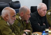 以色列公佈作戰計畫 在加薩建立新政權 以色列國防部長加蘭特(中)前往加薩,公布三階段的作戰任務。圖/引自新浪