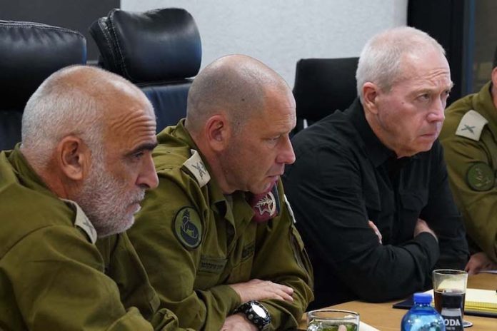 以色列國防部長加蘭特（中）前往加薩，公布三階段的作戰任務。圖／引自新浪