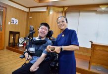 嘴唇打字、控滑鼠 腦麻生努力不懈 獲慈濟新芽獎學金 2023年慈濟新芽獎學金大專組受獎人方正法(左)由慈濟志工蔣淑麗(右)陪同,在台中靜思堂分享他求學的努力。(圖為慈濟基金會提供)