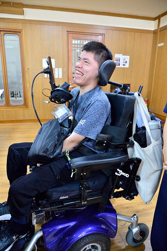 方正法形容他的電動輪椅是藍寶堅尼，每天提早一小時到校。(圖為慈濟基金會提供)