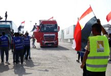 以色列軍隊稱襲擊加薩320個軍事目標 哈瑪斯指「摧毀以軍裝備」 載有人道救援物資的貨車,從拉法口岸埃及一側,準備前往加薩地帶。圖/轉自新華社