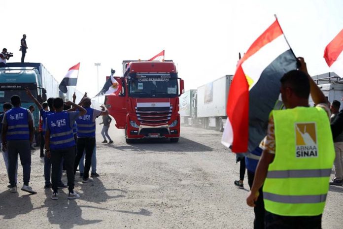 載有人道救援物資的貨車，從拉法口岸埃及一側，準備前往加薩地帶。圖／轉自新華社