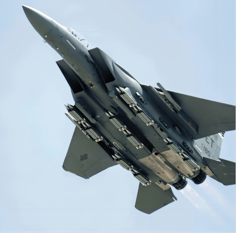 美國F-15E戰機掛載多枚GBU-39小直徑炸彈。圖／取自央視今日關注