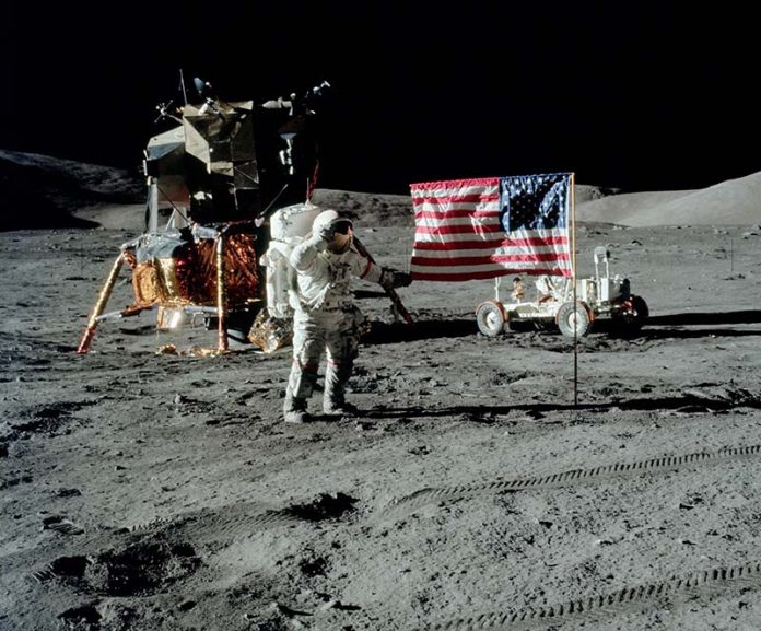 1972年12月，阿波羅-17登月計畫帶回月壤和月岩，成為分析月球形成年齡的依據。圖／美國太空總署