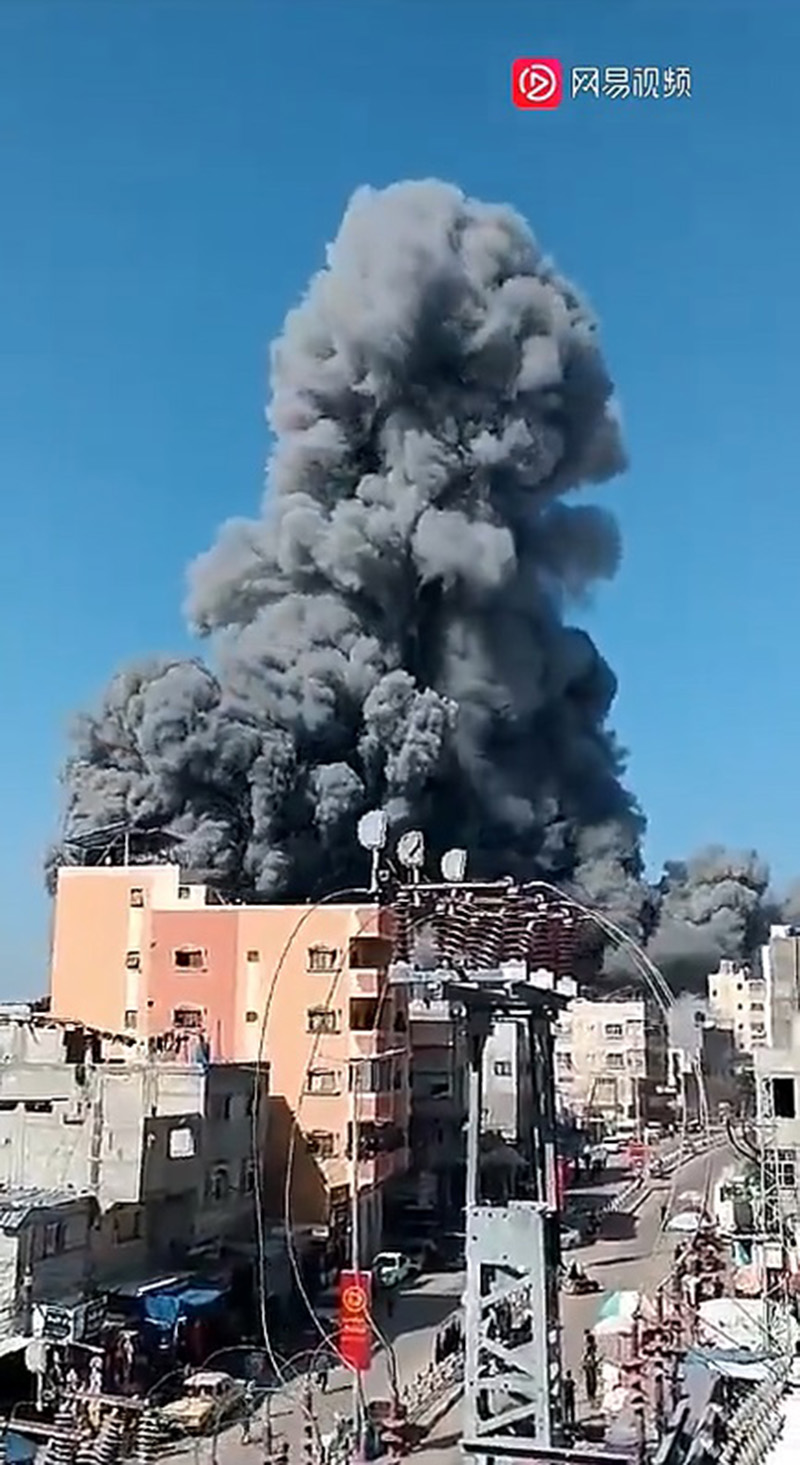 大陸微博上流傳影片，指以色列空軍擊中加薩哈瑪斯儲存火箭彈地庫，引起爆炸。圖／轉自微博