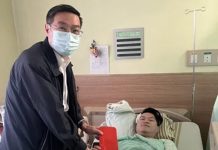 瞬間撥開槍勇警機靈 槍戰差0.1公分!中太陽穴 圖/翻攝畫面