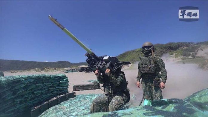刺針飛彈發射筒已流入台灣黑幫火藥庫，該飛彈射程4公里，可由單兵操作摧毀低空的飛行器。國防部長邱國正表示，會追查旅級、指揮部，但此事不能怪基層。圖／引自軍聞社