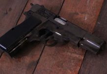 國中生不能去畢旅 持槍枝到校挑釁 圖/取自素材網