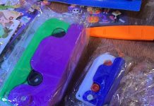 蘿蔔刀風行校園 爆紅背後原因 塑膠玩具「蘿蔔刀」。圖/網友提供