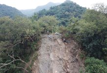 六龜區高133線邊坡整修 「蜘蛛人」崖上守護用路安全 圖/工務局