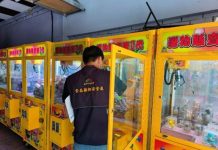 中市食安處稽查656台娃娃機 查獲2件違規販售食品 食安處查核娃娃機食品標示。圖/台中市食品藥物安全處
