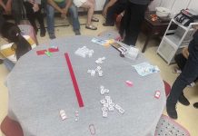 竹南分局員警穿越樹林 包抄職業賭場 圖/苗栗縣政府