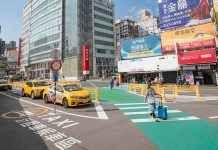 桃市府推動人本交通 2大措施改善桃園火車站前行人通行空間 計程車排班區及長壽街往大同路行車動線也進行調整。