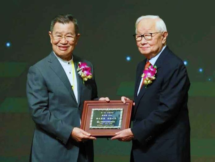 台積電創辦人張忠謀9日從前副總統蕭萬長手上接獲李國鼎獎，表彰他對台灣科技、經濟界的貢獻。圖／擷取自網路
