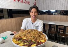 「大胃王Youtuber」體驗臺南小吃 吸引新加坡遊客來找美食 挑戰在地牛肉湯、炒飯。圖/台南光觀局