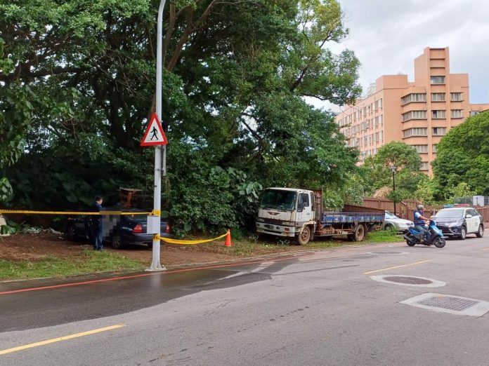 新北路旁車內有人叫不醒 警消破窗男子已死亡 新北路旁車內有人叫不醒 警消破窗男子已死亡