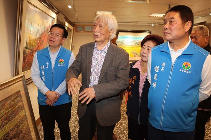 20231115365422 張秋臺介紹畫作故事。圖/苗栗縣政府