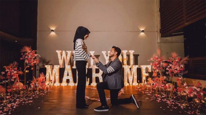 馬來西亞穆斯林女歌手在IG平台上傳一張被男友求婚的照片惹爭議。圖／取自Instagram