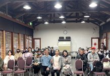 臺灣跨性困境:LGBTQI+不是精神疾病!相互理解最有愛 「Z色派對」主持人張竹芩(右)、臺灣性別不明關懷協會理事長吳伊婷(中),2023無色彩虹:國際跨性別講座與談。圖/點子新聞