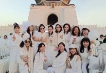 「2023台北國際白色野餐活動」 盛大舉行 點亮國際之光 活動現場,台灣世界旗袍文化推展聯合會,參與人員合照。圖/吳浤睿提供