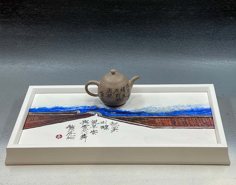 吳德亮新文人壺與陶燒彩繪茶盤。