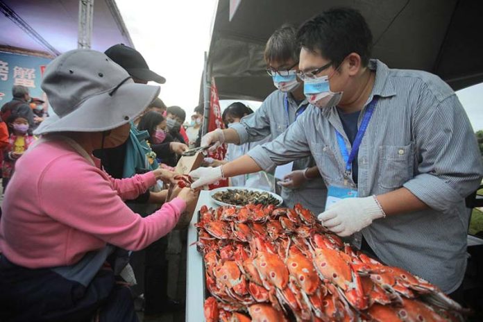 參加淨灘者可獲得螃蟹優先購買券，搶先選購現場攤位的超值熟蟹。圖／淡水區漁會