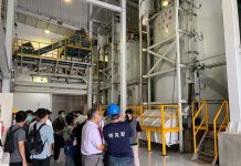 高市青年局公開青創面臨淨零轉型的適應心法 「特克斯科技」以專利技術處理有機廢棄物,獲台塑集團等知名大廠青睞。圖/特克斯為民眾導覽專利系統