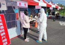 金山核子事故演練結合防災社區提昇全民防災意識 里長及衛生所碘片發放作業。圖/新北市政府