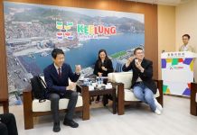 大阪大學木多道宏教授來訪 市府汲取大阪港口城市治理經驗,共創新榮景 謝國樑市長與木多道宏教授交流海港城市。圖/基隆市政府