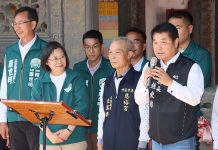 總統蔡英文抵竹南慈裕宮參拜 縣長感謝中央支持縣府財政 縣長鍾東錦感謝蔡總統支持苗栗財政問題。圖/苗栗縣行政處