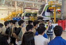 台中捷運套裝參訪行程12/1上線 帶你完整認識中捷 民眾參訪維修廠可了解電聯車檢修、保養過程。圖/台中市政府