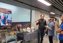 GDG高雄社群聯手高市府DAKUO數創中心 軟體人才齊聚Google年度技術研討會 活動現場也邀請DAKUO數創中心進駐廠商「睿至公司」以及「皮克特創意」兩家企業於現場展示Google生態所開發應用的產品或服務,現場獲得不少參加者熱烈詢問交流。圖/「睿至公司」展攤