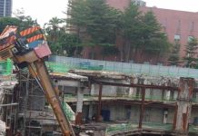 吊車超吊司機手掌遭卡住 勞動局籲:守規定保平安不易傾倒 吊車超吊易傾倒。圖/台北市政府