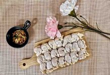 新北市場力拚數位轉型「來新北逛菜市」平台開拓線上新商機 土城公有市場-鳳手工水餃餛飩的「鮮肉大餛飩」深受市場老饕喜愛,能夠將市場經典好味道上架網路平台販售,為老闆娘開拓新客源。圖/新北市政府