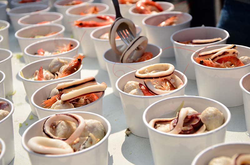 現場開放民眾免費品嘗的海鮮料理示意照。圖／高雄市政府